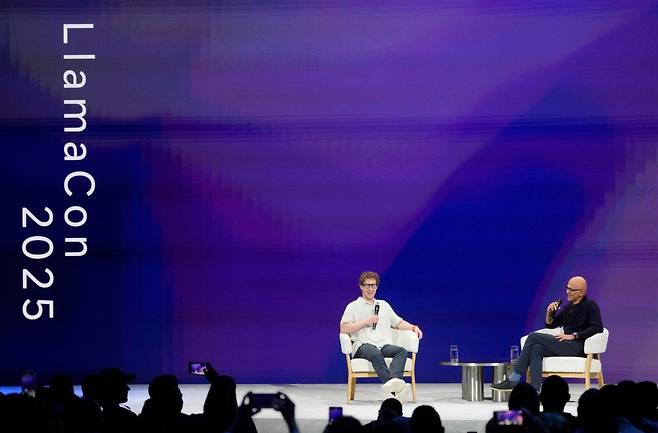 2025년 4월 열린 개발자 콘퍼런스 ‘라마컨 2025’에서 사티아 나델라 MS CEO와 함께 무대에 오른 마크 저커버그 메타 CEO. AP 뉴시스