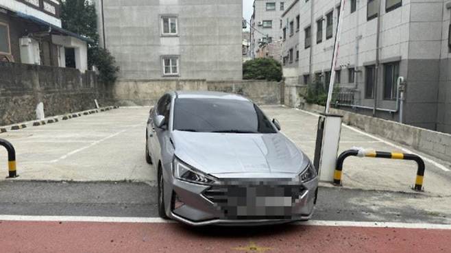 회사 주차장을 막고 선 차량. 온라인 커뮤니티 보배드림 캡처