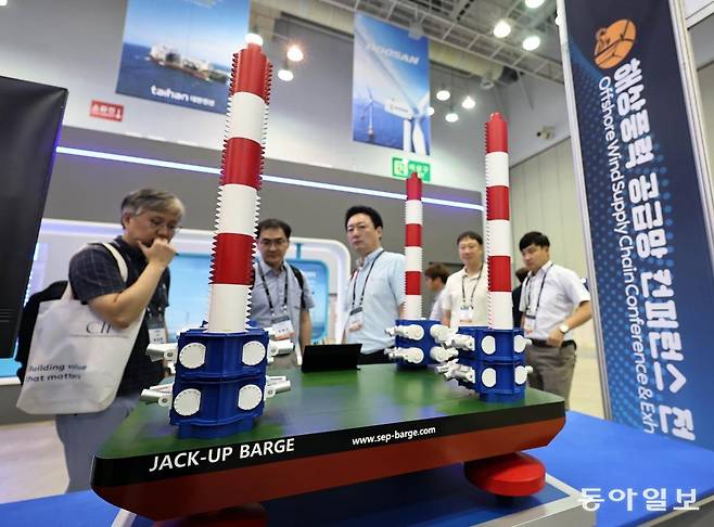 2일 부산 벡스코에서 열린 ‘2025 해상풍력 공급망 컨퍼런스 전시회’에서 업계 관계자들이 해상풍력발전기 설치전용선(잭업바지) 모형을 살펴보며 이야기를 나누고 있다. 전시는 국내 풍력산업을 이끄는 주요 공급망 및 솔루션 기업은 물론 영국, 일본, 대만, 네덜란드, 스페인 등 해상풍력 선진국에서 활발하게 활동하고 있는 74개 기업이 119개 부스를 꾸려 전시에 참여했다. 부산=양회성 기자 yohan@donga.com