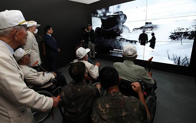 20일 오후 서울 용산구 전쟁기념관 중앙홀에서 열린 ‘우리는 그들을 잊지 않았다’ 국군포로존 개막식에서 유영복 옹을 비롯한 국군포로 유공자들이 전시물을 관람하고 있다.2024.6.20/뉴스1