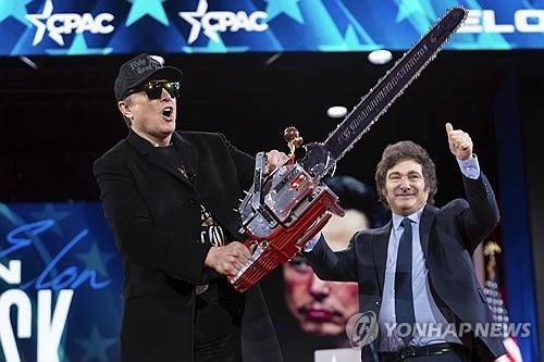 머스크(왼쪽)와 밀레이 아르헨티나 대통령. AP 연합뉴스 자료사진