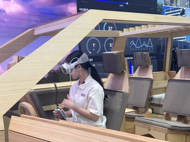 방문객이 1일 서울 강남구에 있는 현대차·기아 ‘UX 스튜디오 서울’ 1층 UX 테스트 존에서  XR 기기를 착용하고 스터디 벅에 탑승해 UX 콘셉트를 체험하고 있다. 임주희기자