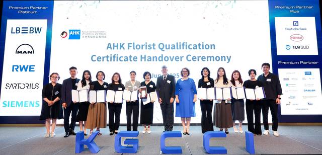 주한독일상공회의소 ‘베루프스빌둥(Berufsbildung)’의  ‘AHK 플로리스트’ 인증서 수여식 기념촬영을 하고 있다. (사진 제공= 주한독일상공회의소)