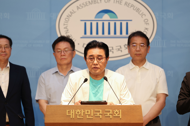 전병헌 새미래민주당 대표와 지도부 관계자들이 2일 국회 소통관에서 30조5000억원대 추가경정예산안 심사에 관한 입장을 발표하고 있다.<새미래민주당 제공>