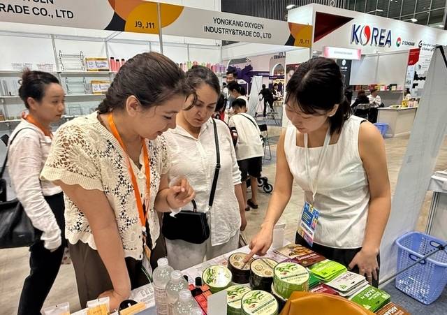 바이어들과 상담을 진행하고 있는 GTEP사업단 김도원(GBT학부) 학생(오른쪽 첫 번째)