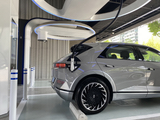 서울 강동구 ‘현대 EV 스테이션 강동’에서 현대차 아이오닉 5가 충전하고 있다.