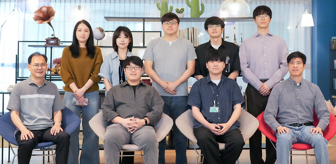 유정우(앞줄 왼쪽 첫번째)·손창희 교수(오른쪽 첫번째)와 UNIST 연구팀