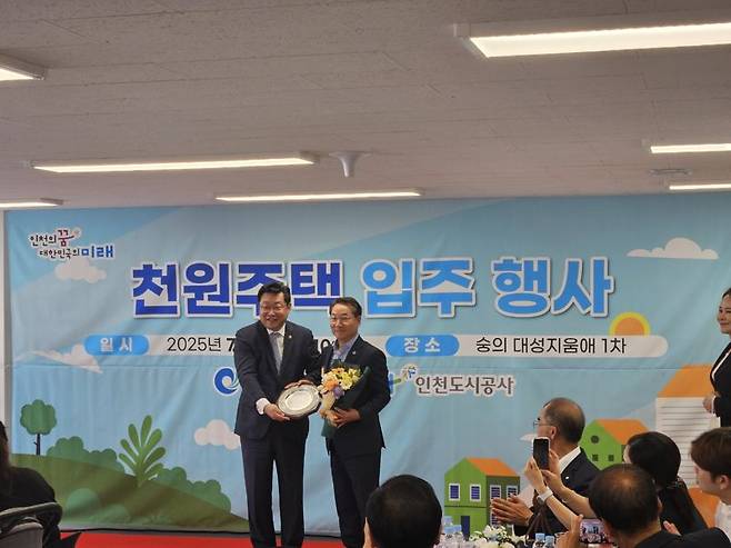 주 부위원장(사진 왼쪽)이 2일 인천 미추홀구에서 열린 ‘천원주택’ 입주행사에 유정복 인천시장과 함께 참석했다. 사진=저고위 제공 /사진=파이낸셜뉴스 사진DB