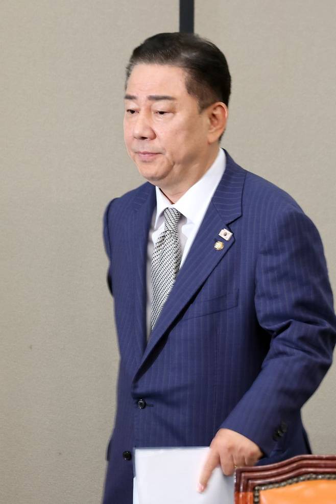 더불어민주당 김병기 대표 직무대행 겸 원내대표가 2일 국회에서 열린 최고위원회의에 참석하고 있다. 사진=서동일 기자