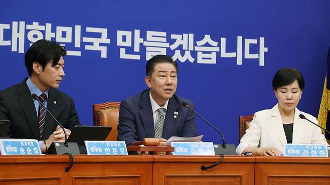 더불어민주당 김병기 대표 직무대행 겸 원내대표가 2일 국회에서 열린 최고위원회의에서 발언하고 있다. 사진=서동일 기자