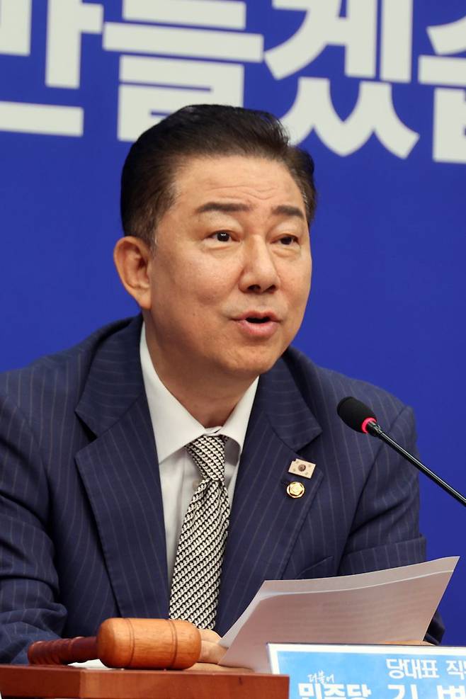 더불어민주당 김병기 대표 직무대행 겸 원내대표가 2일 국회에서 열린 최고위원회의에서 발언하고 있다. 사진=서동일 기자