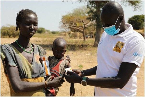 남수단 북부 바르엘가잘주에서 어린이의 영양 상태를 검사하는 국제구조위원회 직원. 국제구조위원회 제공
