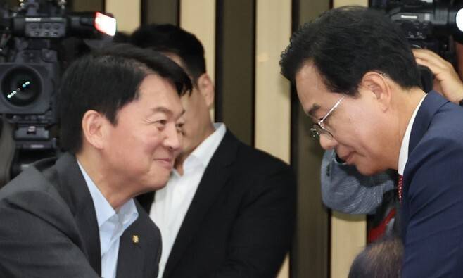 송언석 국민의힘 비상대책위원장 겸 원내대표가 지난 6월30일 서울 여의도 국회에서 열린 의원총회에 참석하며 안철수 의원과 악수하고 있다. 연합뉴스