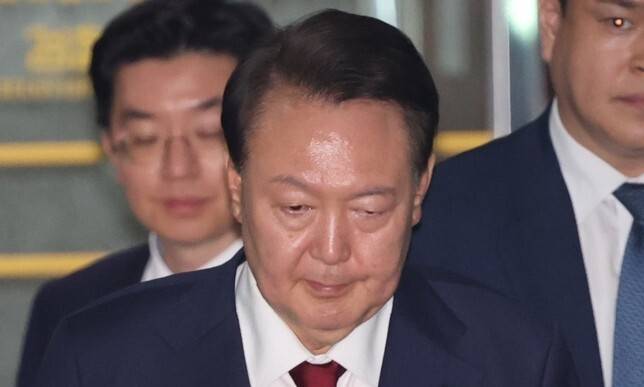 피의자 신분으로 내란 특검 조사를 받은 윤석열 전 대통령이 지난달 29일 새벽 서초구 서울고검 청사를 나서고 있다. 공동취재사진