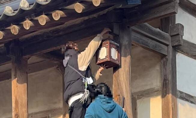 지난해 12월30일 한국방송(KBS) 드라마 촬영팀이 유네스코 세계유산인 병산서원에 소품을 설치하는 모습. 건축가 민서홍씨 페이스북 갈무리