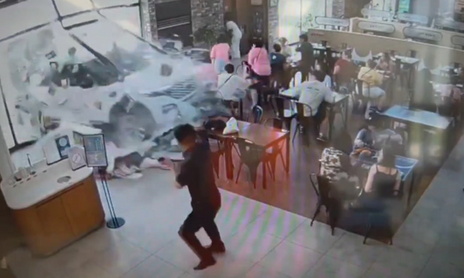 2일 강원 강릉시 성산면 영동고속도로 대관령휴게소(강릉 방향)에서 ㄱ씨(82)가 몰던 승용차가 휴게소 식당가로 돌진했다. 독자 제공 CCTV 갈무리