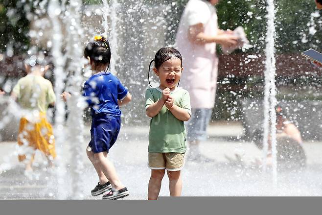 엿새째 폭염특보가 이어지고 있는 2일 광주 북구 신용근린공원 바닥분수광장에서 아이들이 물놀이를 즐기고 있다. 연합뉴스