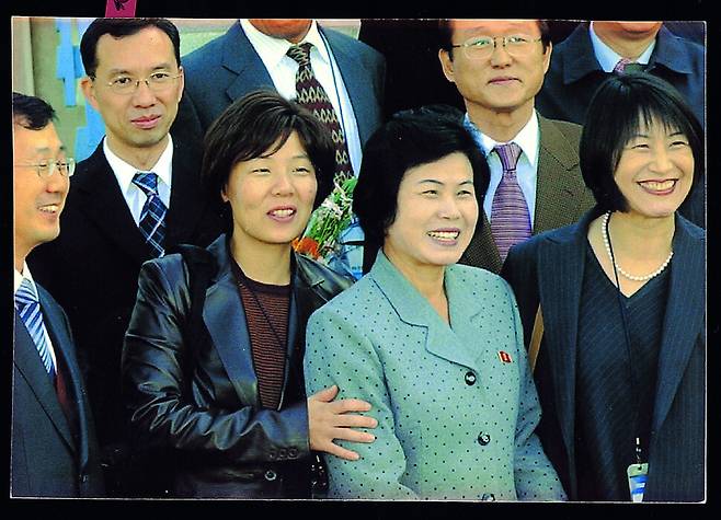 2003년 10월 임수경(1989년 평양 방문, 앞줄 맨 왼쪽 둘째)과 유숙열(앞줄 맨 오른쪽). 유숙열은 1989년 7월11일 미주조선일보에 연재하던 ‘뉴욕일기’에 임수경 이야기를 썼지만 임수경을 긍정적으로 묘사했다는 이유로 기사는 실리지 못했다. 유숙열 제공