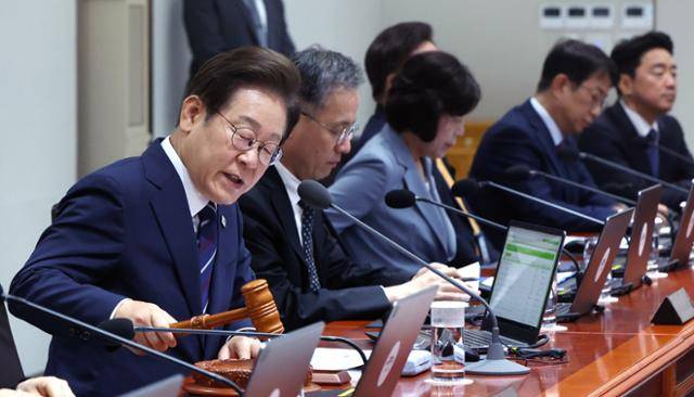 이재명 대통령이 1일 서울 용산구 대통령실 청사에서 열린 국무회의에서 의사봉을 두드리며 개회 선언을 하고 있다. 왕태석 선임기자