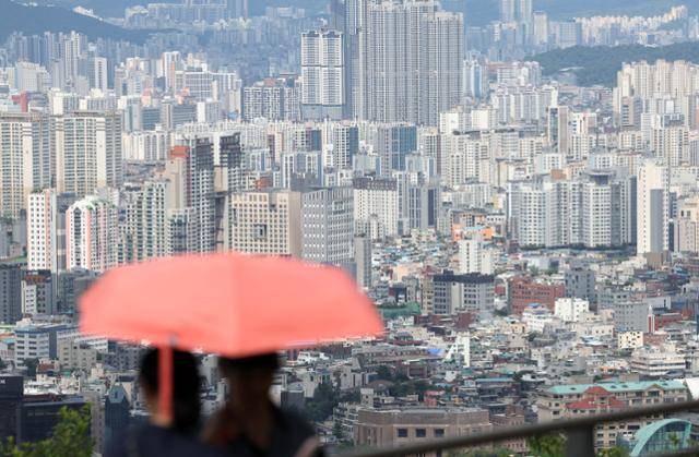 1일 서울 남산에서 아파트 단지가 내려다보이고 있다. 뉴시스