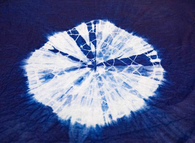 쪽 염색 후 천을 물로 씻어내면 잿빛이 흰색으로 변하고 푸른빛은 선명해진다.