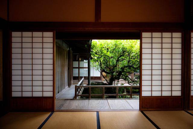 이타노군 아이노야카타의 다다미마루에서 바라본 중앙정원의 모습.