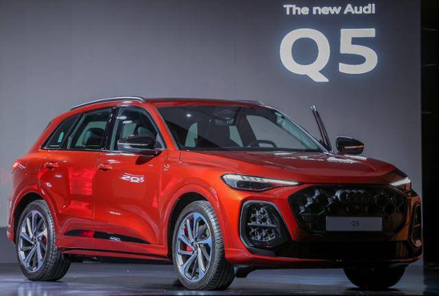 1일 서울 영등포구 여의도 콘래드 서울 호텔 그랜드볼룸에서 열린 아우디 신차 공개 행사에서 신형 스포츠유틸리티차(SUV) 더 뉴 아우디 Q5가 공개되고 있다. 뉴스1