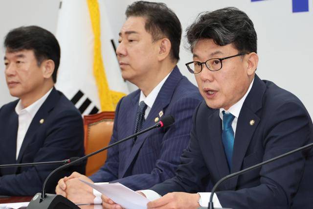 진성준(오른쪽) 더불어민주당 정책위의장이 1일 서울 여의도 국회에서 열린 원내대책회의에서 발언하고 있다. 연합뉴스