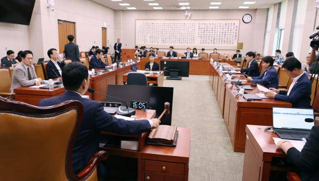 2일 서울 여의도 국회 법제사법위원회에서 여야의 상법개정안 처리 합의 이후 열린 법안심사소위원회의에서 더불어민주당 소속 김용민(가운데) 소위원장이 안건을 상정하고 있다. 연합뉴스