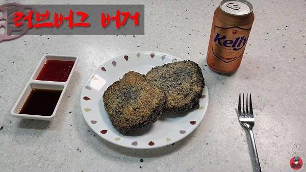 최근 도시 곳곳에 출몰하고 있는 ‘러브버그(붉은등우단털파리)’를 잡아 직접 요리해 먹은 유튜버의 영상이 온라인에서 화제를 모으고 있다./사진=유튜브 채널 ‘이충근’