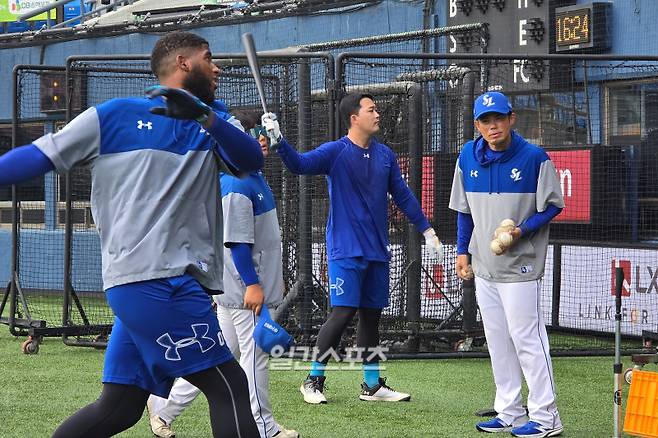 지난 1일 잠실 두산 베어스전에 앞서 선수들의 타격지도를 하고 있는 이마에 QC 코치. 디아즈의 티배팅 훈련을 유심히 지켜보고 있다. 잠실=윤승재 기자