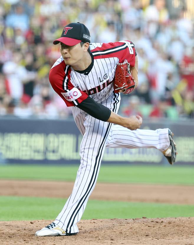 29일 오후 잠실야구장에서 열린 2025 프로야구 KIA와 LG 경기. LG 투수 이정용이 7회 등판 역투하고 있다. 잠실=정시종 기자 capa@edaily.co.kr /2025.06.29.