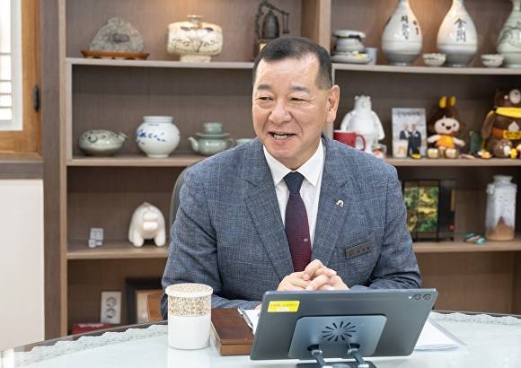 최원철 공주시장이 취임3주년 인터뷰에서 시정 방향에 대해 설명하고 있다 [사진=공주시]