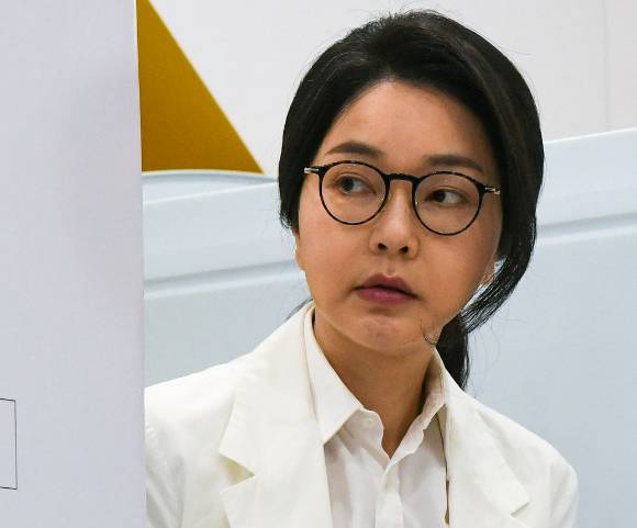 윤석열 전 대통령 배우자 김건희 여사가 제21대 대통령 선거일인 지난달 3일 서울 서초구 원명초등학교에 마련된 서초4동제3투표소에서 투표하기 위해 줄을 서고 있다. [사진=공동취재/연합뉴스]