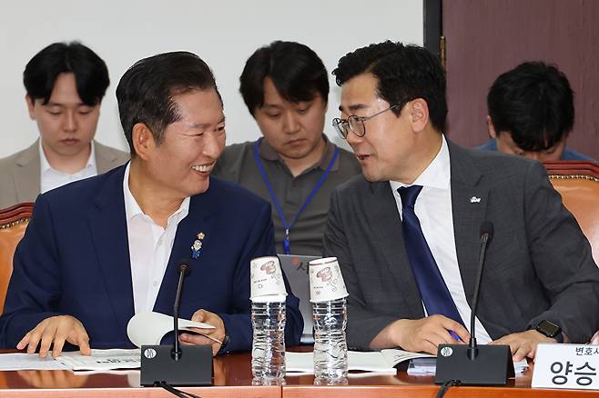 더불어민주당 당대표 후보인 정청래·박찬대 의원이 2일 서울 여의도 국회에서 열린 검찰개혁토론회에 나란히 참석해 대화하고 있다. 2025.7.2 [사진=연합뉴스]