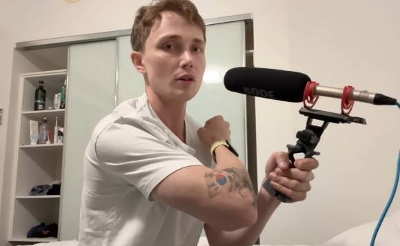 스웨덴 출신의 유튜버가 팔에 태극기와 무궁화 문신을 새긴 뒤 일본 공항 입국 심사에서 어려움을 겪었다고 전했다. [사진=유튜버 '스웨국인' 캡쳐]