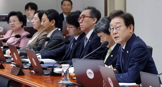 이재명 대통령은 1일 국무회의에서 “임명 권력인 국무위원들은 선출 권력인 국회를 존중해야 한다”며 ‘국민주권’을 강조했다. [사진 대통령실사진기자단]