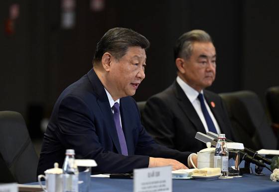 지난달 16일 왕이(오른쪽) 중국 외교부장이 시진핑(왼쪽) 중국 국가주석과 함께 카자흐스탄 아스타나에서 열린 제2회 중국·중앙아시아 5개국 정상회담에 참석한 모습. EPA