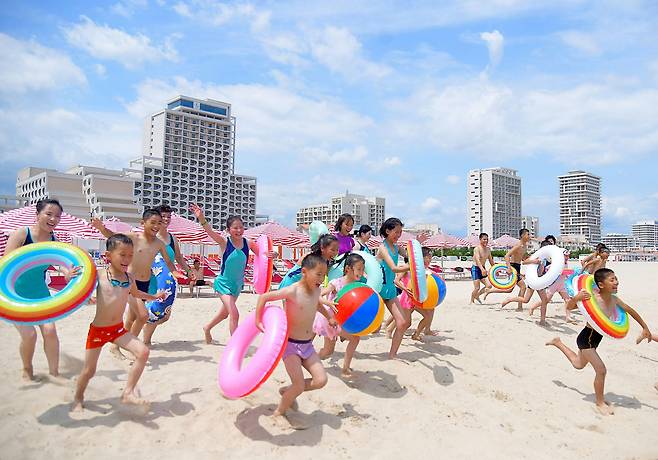 북한 노동당 기관지 노동신문은 2일 북한 원산갈마해안관광지구 개장 소식을 알리며 “백사장에 웃음과 낭만의 장관이 펼쳐졌다”고 전했다. 노동신문=뉴스1