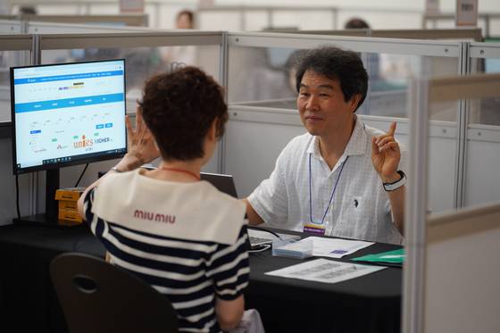 중장년 일자리 박람회의 내일 설계관에서 구직자가 컨설팅을 받고 있는 모습. 사진 서울시