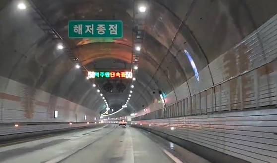 2023년 7월 12일 충남 보령해저터널에서 결로현상이 발생, 물이 흘러내리는 모습. 신진호 기자
