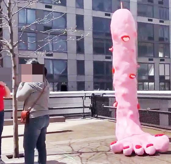 미국 맨해튼에 설치된 분홍색 조형물이 남자의 성기를 연상케 한다는 반응이다. 사진 X 캡처