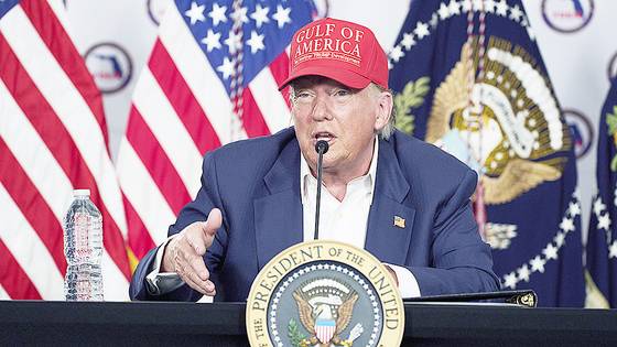 도널드 트럼프 미국 대통령이 1일(현지시간) 플로리다주 오초피의 불법이민자 구금시설을 방문해 기자들의 질문에 답하고 있다. AP=연합뉴스