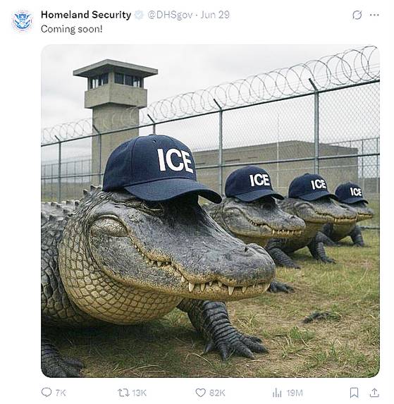 미 국토안보부는 지난달 29일 소셜미디어(SNS) 공식 계정에 수용소 밖에서 일렬로 줄지어 서있는 악어 무리들이 ‘ICE(이민세관단속국)’ 모자를 쓰고 있는 사진을 올렸다. X계정