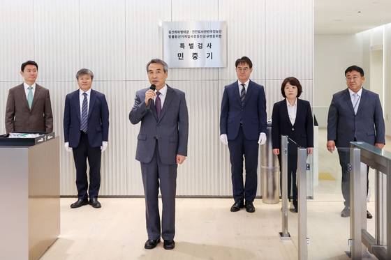 윤석열 전 대통령의 부인 김건희 여사 의혹 관련 사건을 맡은 민중기 특별검사가 2일 오전 서울 종로구 KT광화문빌딩 웨스트에 마련된 특검 사무실에서 현판 제막을 마친 뒤 발언하고 있다. 김종호 기자