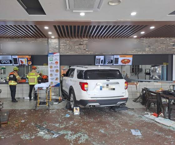 2일 오전 11시32분 영동고속도로 강릉방향 대관령휴게소에서 SUV 차량이 휴게소 내 식당으로 돌진했다.  이 사고로 10명이 다쳤다. 경찰은 정확한 사고 원인을 조사중이다. [사진 강원도소방본부]