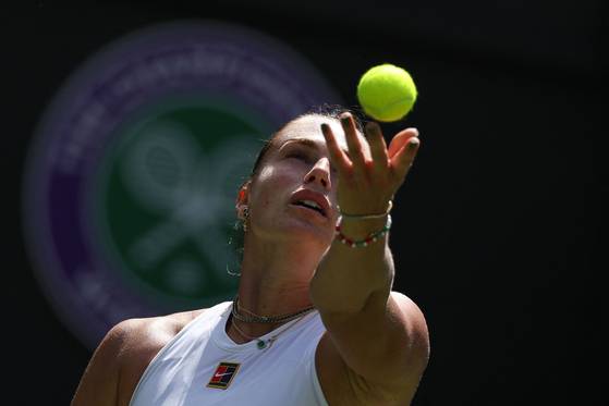 강서브가 주 무기인 사발렌카는 민소매 유니폼을 착용해 활동성을 극대화했다. AFP=연합뉴스