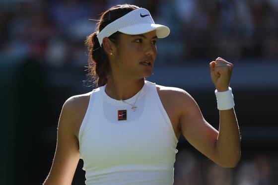 고가의 목걸이로 포인트를 준 라두가누. EPA=연합뉴스