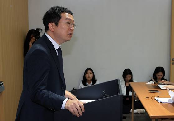 순직해병 특별검사팀 정민영 특검보가 2일 오전 서울 서초구 서초중앙로 특검사무실에서 언론 브리핑을 하고 있다.뉴스1