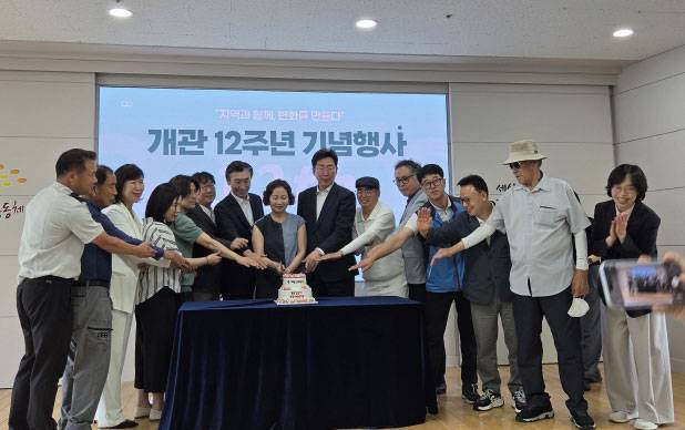 ▲ 1일 밥상공동체종합사회복지관 개관 12주년 기념식에 참석한 원강수 원주시장, 허기복 밥상공동체복지재단 대표 등 내빈들과 복지관 관계자들이 케이크 커팅을 하고 있다.